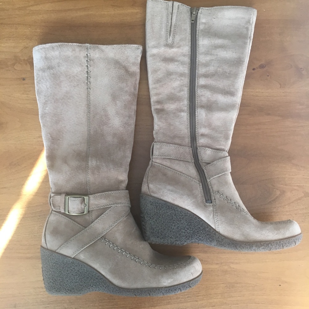 Hush Puppies Wedge Boot Size 6.5 Tan